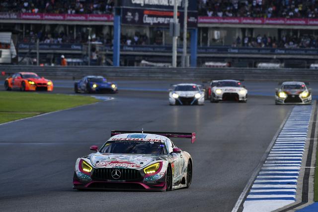 画像: トップは21号車R8の独走、2番手争いは4号車AMGが頭ひとつリード
