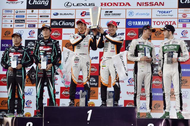 画像: 左の2人「これでトップだな、ウン」右の2人「今夜は〇〇だな、What?」