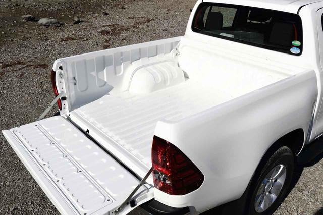 画像: 亜鉛メッキ鋼板を使用したサビに強い荷台の最大積載量は 500kg。テールゲートの高さは 845mm。