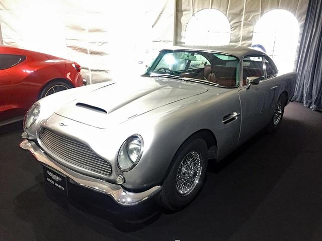 画像: オープニングセレモニーに展示されたDB5。007のボンドカーでおなじみ。