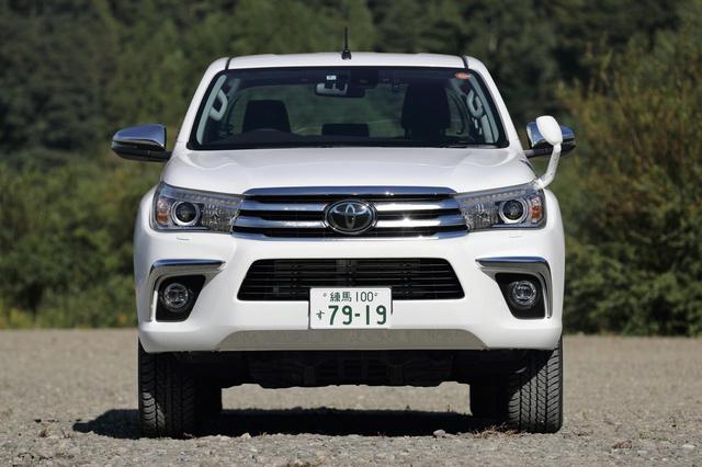 画像1: 全長 5m超、ホイールベース 3m超とどちらも日本車ではかなり長い。最小回転半径は 6.4m。