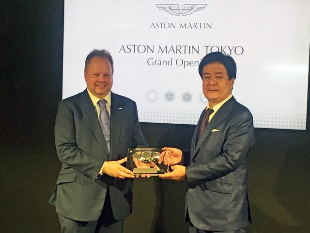 画像: パーマーCEOと、ディーラーを運営するスカイグループの笠井社長。