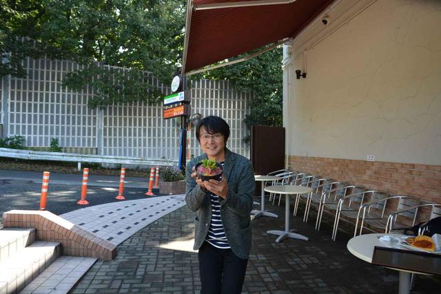 画像: 筆者の鈴木ケンイチ氏。 港北PA(下り) T045-971-7551 営業時間:24時間 (「発酵熟成肉和牛ローストビーフ丼」の販売は11時~20時、ベーカリーは5時〜21時) 年中無休