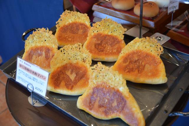 画像: 「辛口羽付き餃子パン」(250円)。