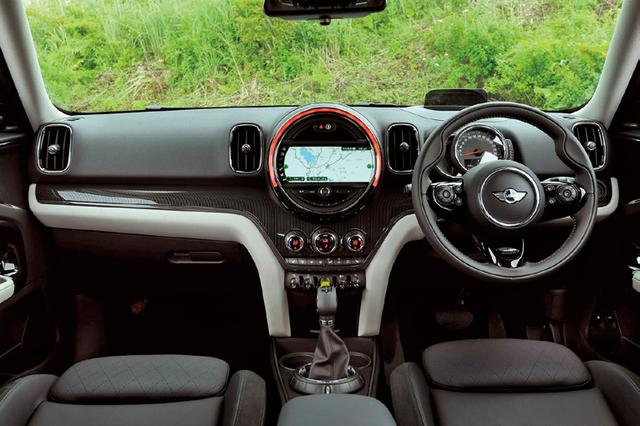 画像: トグルスイッチや8.8インチのメインディスプレイを囲むリングなど、MINI独特のデザインは健在である。