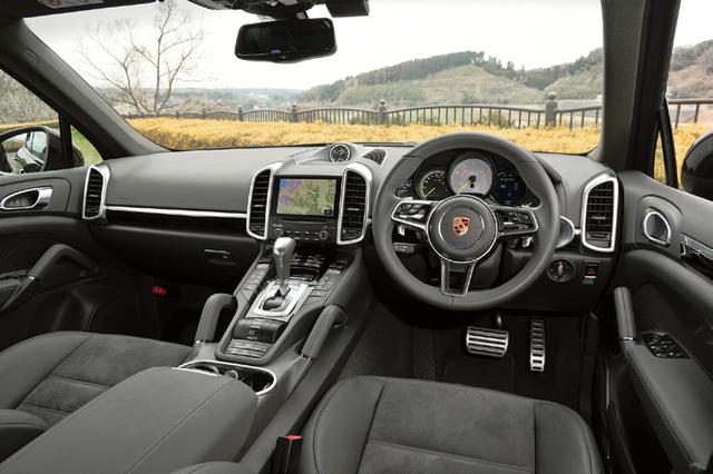 画像: ポルシェ伝統の5連メーターが並ぶ。センターにはタコメーター、その右にナビや車両情報を表示する。