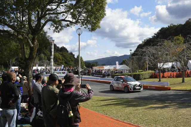 画像: 新城総合公園内に設けられたSS。たくさんの観客の前で果敢に攻めた走りを見せる竹岡。マシンはアバルト500ラリーR3T。