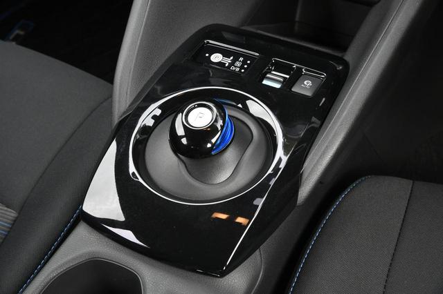 画像: シフトセレクター。その上側にある「e-Pedal」スイッチを引くとワンペダルドライブが楽しめる。