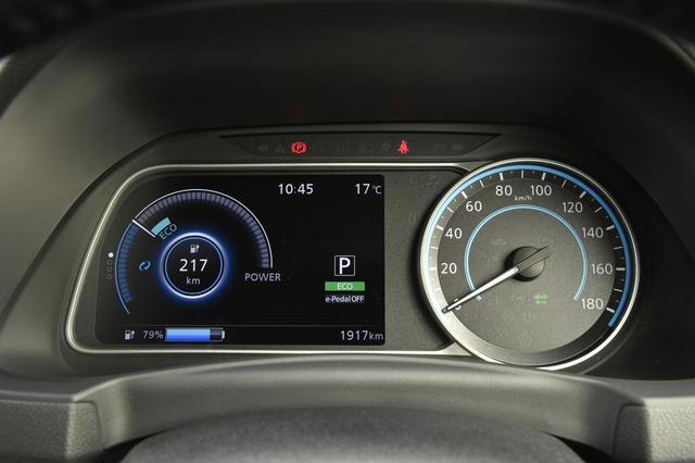 画像: 180km/hスケールの左は「アドバンスドドライブアシストディスプレイ」。この表示はエコゾーンつきパワーメーター。