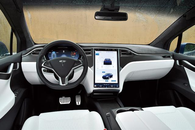 画像: コクピットの中央に設置されるタッチパネル式17インチスクリーンで車両のほとんどの部分を操作できる。
