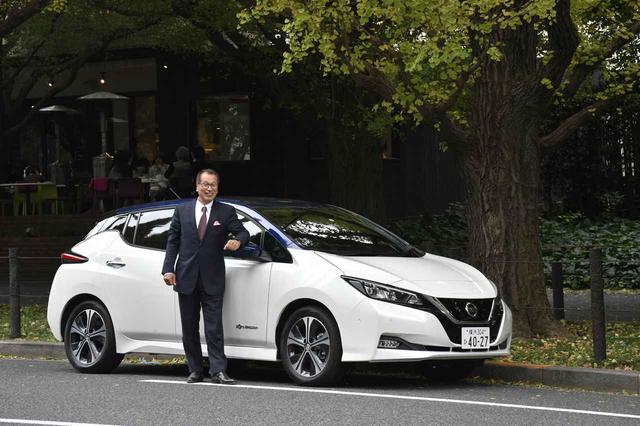 画像: 筆者のこもだきよし氏と新型リーフ。