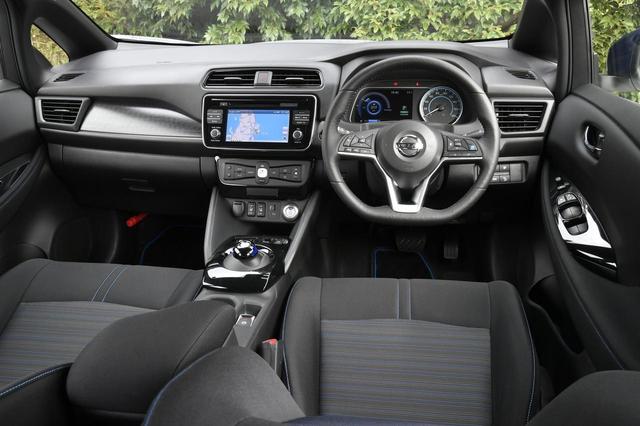 画像: 日産車共通のデザインテーマ「グライディング・ウイング」を採用する質感の高いインパネ。同一車線自動運転のプロパイロットや駐車アシストなども設定。