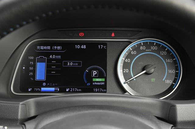 画像: この表示は「予想充電時間表示」。「ルート案内」「オーディオ情報」「プロパイロット」などボタンひとつで切替可能だ。