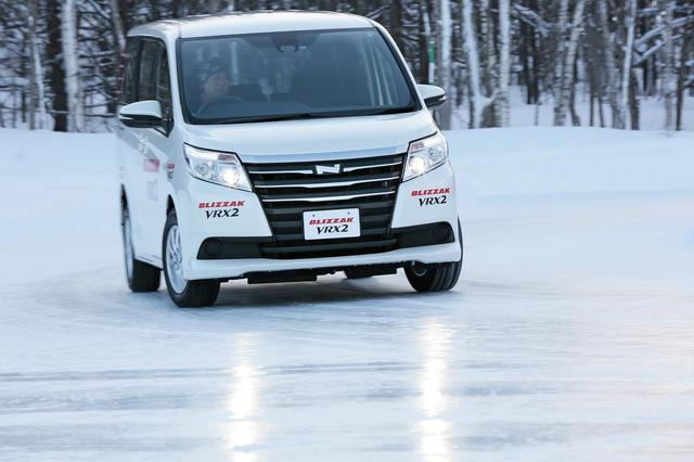 画像: 氷上旋回路をノア4WDで試走。195/65R15サイズ。従来モデルでも定評のある氷上ブレーキ性能は10%も短縮。摩耗ライフは22%向上しているのが特徴だ。