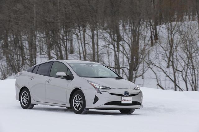 画像: こちらはトーヨータイヤの乗用車用スタッドレスタイヤ「オブザーブ ガリット ギズ」を装着したプリウス。ウインタートランパスTXもこれに似たフィーリングでした。