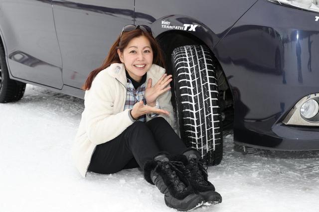 画像: 筆者の竹岡 圭さん。「ミニバンって重心が高いから特有のふらつきがあるんですけど、コレはそれが抑えられてるんです」