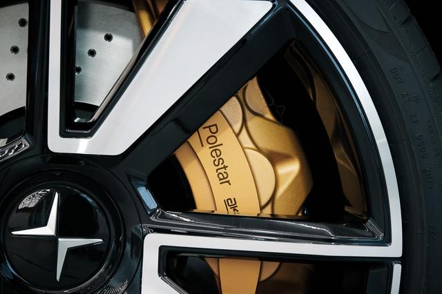 画像: ブレーキシステムはakebono社製。ボルボは2019年から5種類のEVを出すがその中の2モデルがポールスター車である。