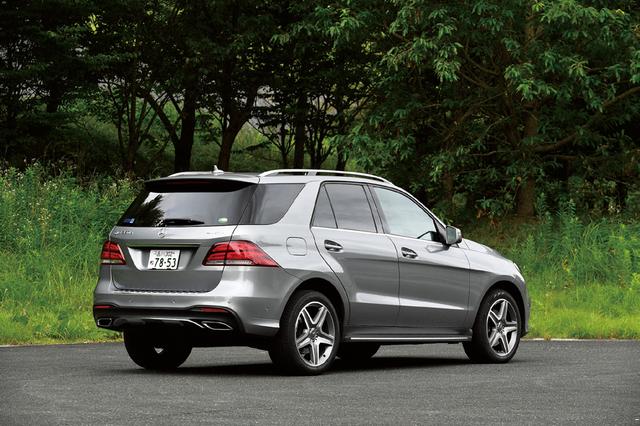 画像: ボリュームを感じさせるリアビュー。3L V6ディーゼルターボを搭載する350d 4マティックが主力モデル。