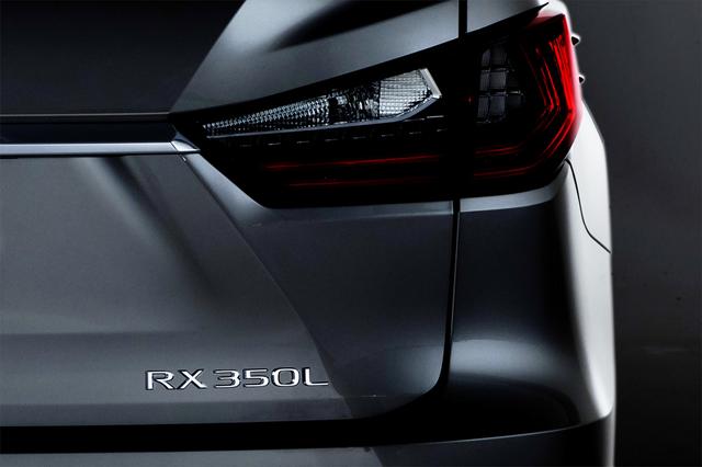 画像: 北米レクサスが公開したティザーカット。エンブレムは「RX350L」、つまり3.5LのV6 ガソリンエンジン搭載車だ。