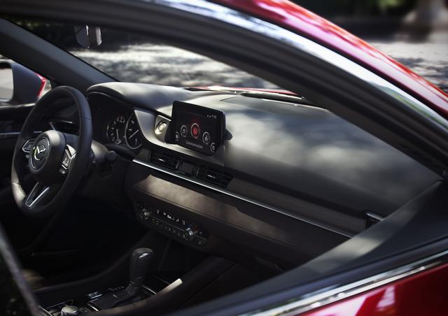 画像: 新型Mazda6(アテンザ)のインテリア。日本の伝統家具や楽器などに使用される栓木(せんのき)を用いた本杢素材などによってマツダらしいプレミアム感を表現した最上級仕様のインテリアを設定する。