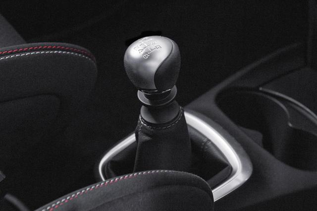 画像: トランスミッションは6速MTのみ。
