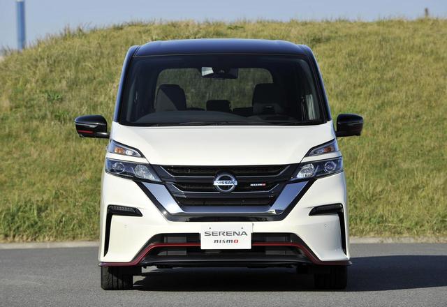 画像: ダーククロムのグリルの中には NISMOのエンブレムが輝く。