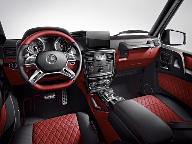 画像: メルセデスAMG G63 Exclusive Editionのインパネまわり。このレッドの他、サンド、ブラックもある。