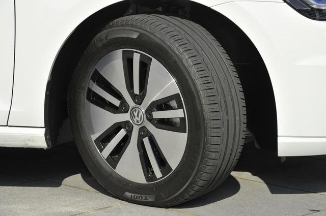 画像: 試乗車のタイヤは205/55R16のBSトゥランザ T001。アルミホイールは空力を重視した専用設計のもの。