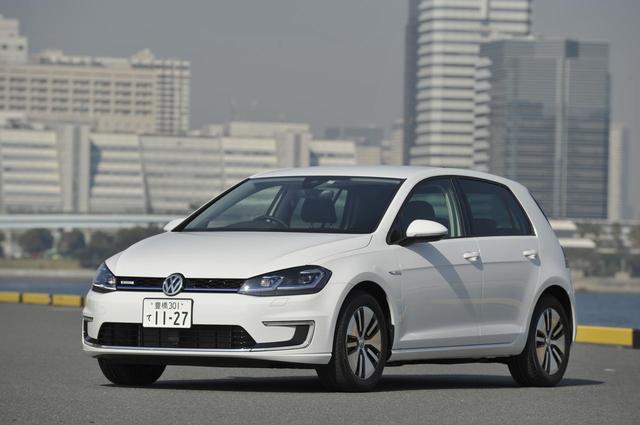 画像: 外寸はガソリン仕様のゴルフとまったく同じ。フロントバンパー下部にC型のLEDポジショニングランプを内蔵している。