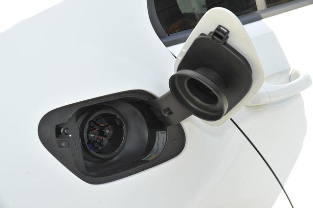 画像: 右リアフェンダー上にはCHAdeMO(急速充電)用の充電ポートが備わる。