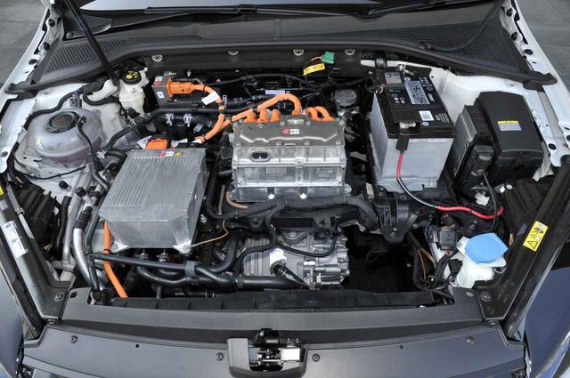 画像: 電気モーターは136ps/290Nmを発生。車重はガソリン仕様のゴルフ ハイラインより270kg重い1590kgだが、パワー的には十分。