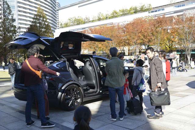 画像: テスラ・モデルXも人気のモデル。