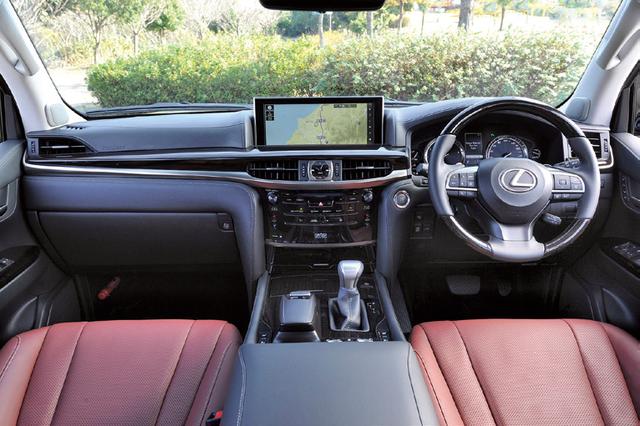 画像: 車高調整や4WDモードの切り替えスイッチなど、ランドクルーザーゆずりのオフロード性能を持つ。