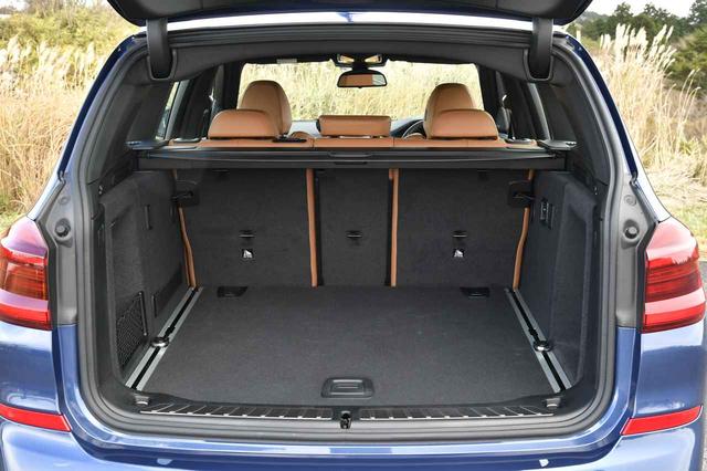 画像: フル乗車時で550L、リアシートバックを全倒すれば1600Lになる広大なカーゴスペース。
