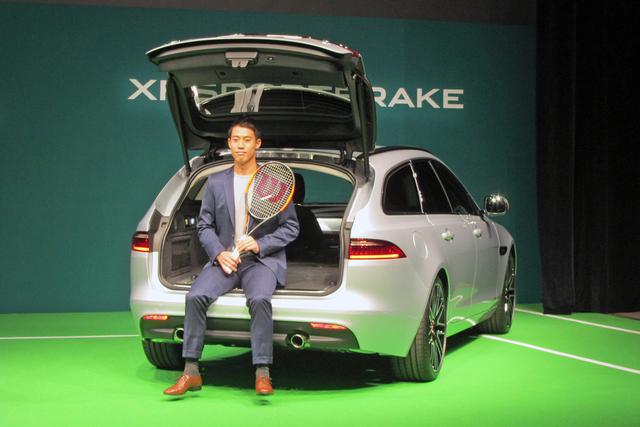画像: XFスポーツブレイクのカーゴスペースに腰掛ける錦織圭選手。