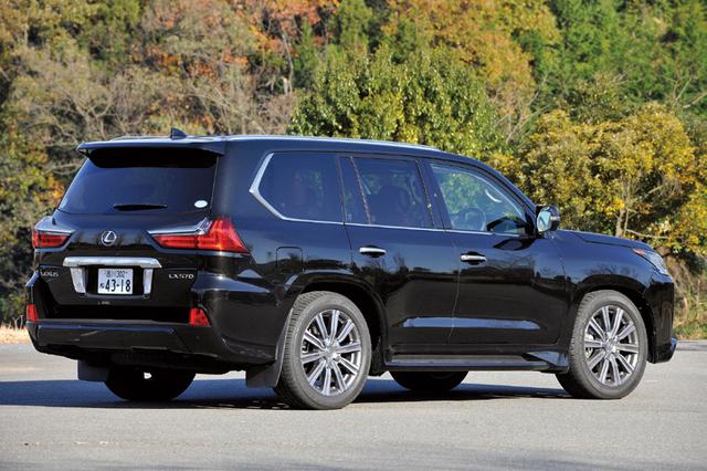 画像: 377ps/534Nmを発生するV8エンジンは、車両重量約2700kgものボディをものともせず加速させる。
