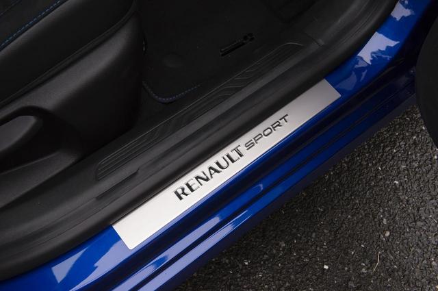 画像: 運転席ドアを開けると「RENAULT SPORT」のプレートが目に入る。