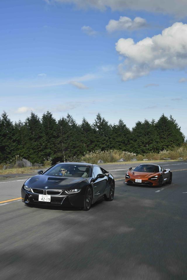 画像: いまもエキサイティングさを伝えてくれるプラグインハイブリッドモデルのスーパースポーツカー、BMW i8。マクラーレンの最新スーパースポーツカー720Sとのポジショニングの違いも含めて、興味深い2ショットです。