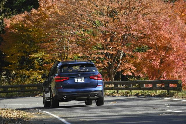 画像: 素晴らしい紅葉を背景に走り抜ける新型X3。