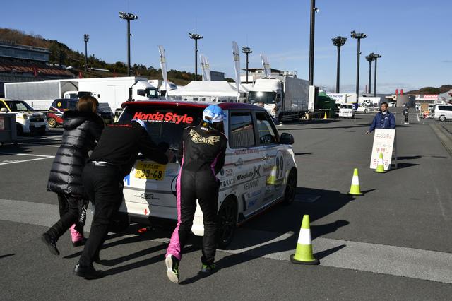画像: 10リットルしか入れられないのでGSまで手押しで節約、時間は10分あるので