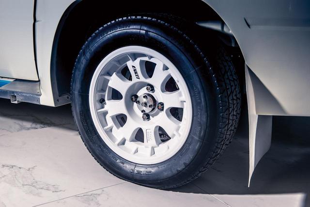 画像: ホイールはエンケイ製。装着されているタイヤも製作当時のものだろう。(photo:Courtesy RM Sotheby's)