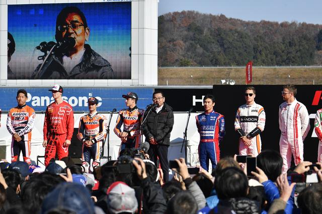 画像: 自身モータースポーツファンを公認する八郷社長、この日は終始笑顔でした