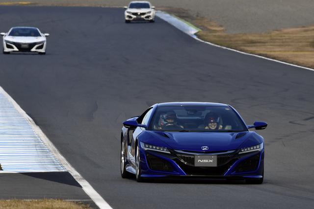 画像: スゴク嬉しそうなNSX同乗走行、何たって運転するのはアノ方ですから!