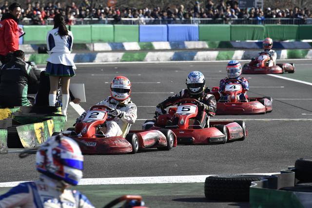 画像: 恒例のカート対決、勝つための本気(それってアリ?みたいな)バトルを展開