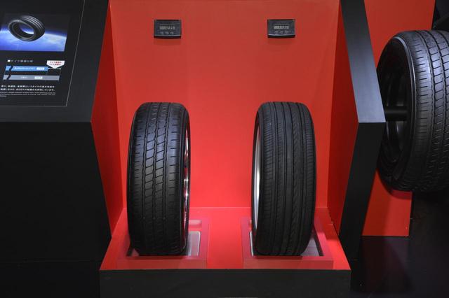 画像: 東京モーターショー2017、横浜ゴムのブースに出展されていたブルーアース・エアーEF21。右のアドバンdB V551がホイール込みの重量で17.30kgなのに対し、左のブルーアース・エアーEF21は12.20kg。手に持ってみるとその違いは明らかだった。
