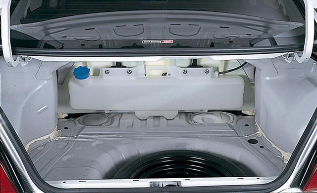 画像: インタークーラーウォータースプレーのタンク容量を約3倍に増やすとともに(3.8L→12L)、噴射パターンを最適化することで、連続噴射可能時間を延長し、インタークーラー冷却性能を向上した。そのタンクはトランク内前端にある。