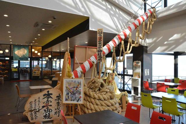 画像: 店舗の中には「御柱祭」の御柱が展示されている。