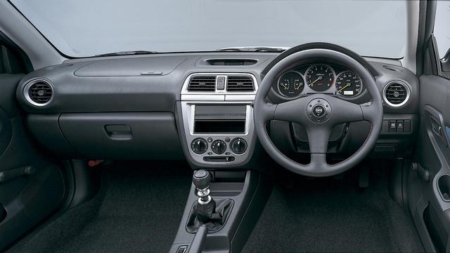 画像: WRX STi タイプRAスペックCのインテリア。MOMOステアリングが印象的だ。
