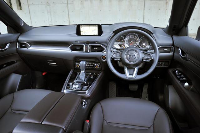 画像: コクピットはシフトパネルまわりを CX-5 よりも高くすることで囲まれ感を演出。