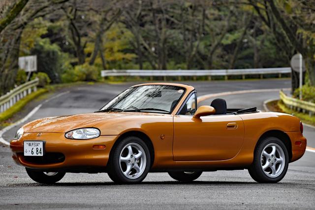 画像: 1998年1月、販売店名称変更の関係で、マツダ・ロードスターとして登場。